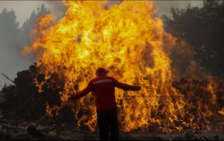 Actualmente se mantienen activos 108 incendios que combaten más de cinco mil 300 bomberos apoyados por mil 600 vehículos de extinción terrestre y más de 200 militares. EFE / P. Cunha