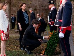 Carles Puigdemont deja una ofrenda en la tumba de Lluís Companys, presidente catalán que declaró la independencia en 1934. AFP/P. Barrena