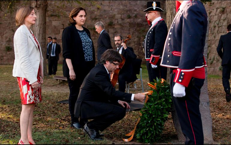 Carles Puigdemont deja una ofrenda en la tumba de Lluís Companys, presidente catalán que declaró la independencia en 1934. AFP/P. Barrena