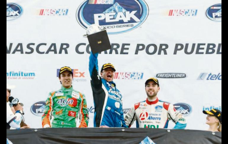 Podio. José Luis Ramírez (centro) festeja tras conseguir ayer su primer triunfo de la temporada. ESPECIAL/NASCAR