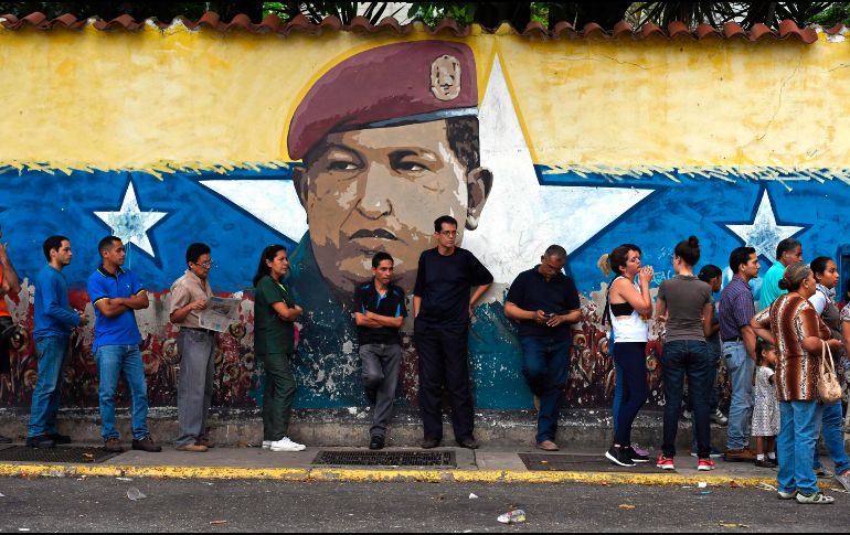 Ciudadanos en fila para votar. En los comicios eligieron a 23 gobernantes. AFP/J. Barreto