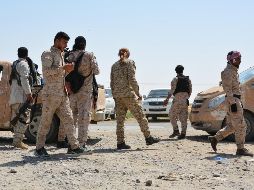 Miembros de las Fuerzas Democráticas Sirias patrullan las calles de la aldea de Al-Hazeema, al norte de Al Raqa. EFE/ARCHIVO