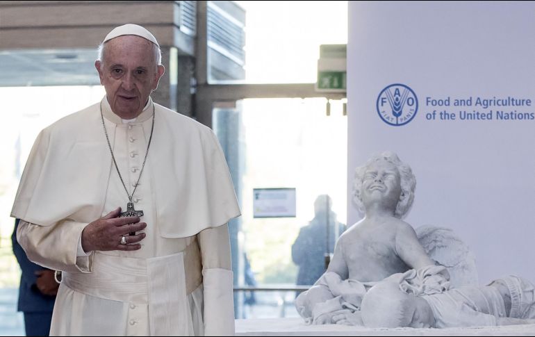 El Papa bendijo una estatua de mármol del artista italiano Luigi Prevedel que representa a Aylan, el pequeño refugiado sirio ahogado en octubre de 2015. EFE/A. Carconi