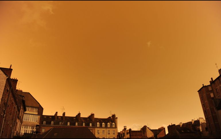 Condiciones atmosféricas inusuales han llevado a la aparición de cielos rojizos y ocres en Europa. Aspecto de Rennes, Francia. AFP/M. Dufay