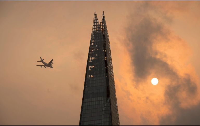 Un avión pasa por el edificio Shard en Londres. La oficina meteorológica del Reino Unido dijo que se deben tanto al polvo procedente del Sahara que ha arrastrado 