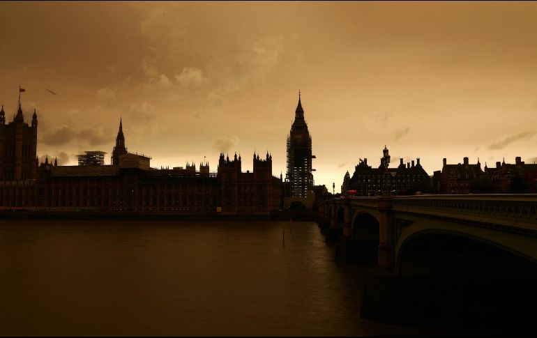 Cielos nubosos en el puente de Westminster, en el centro de Londres. EFE/ N. Hall