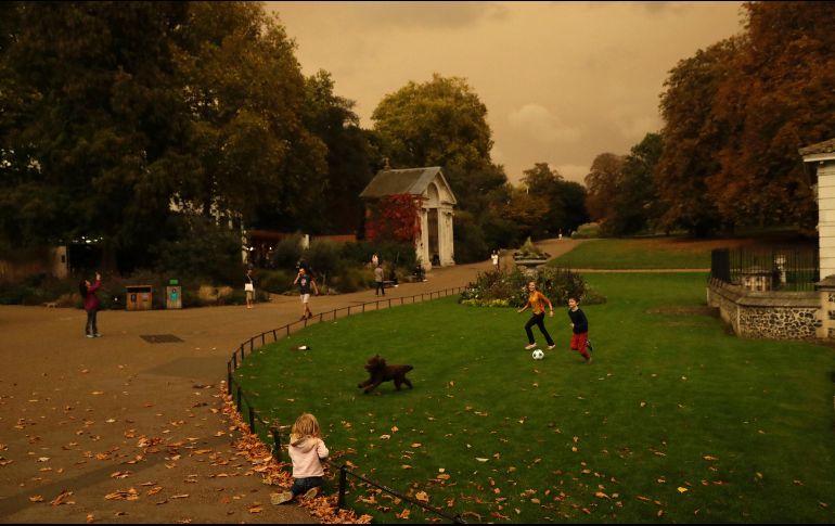 Personas juegan y pasean en Hyde Park, en la capital británica. AP/M. Dunham