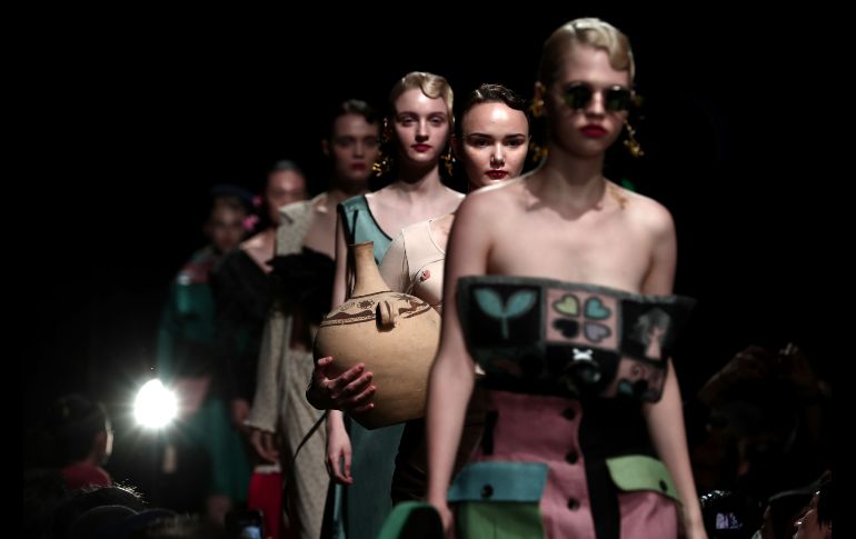 Modelos muestran diseños de Ryota y Chiaki Murakami durante la Semana de la Moda de Amazon en Tokio. AFP/B. Mehri