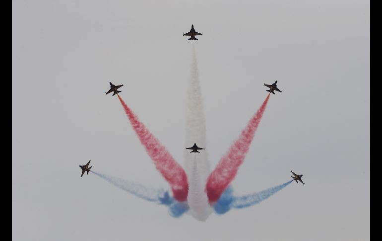 El equipo acrobático de la Fuerza Aérea sudcoreana se presenta en el arranque de una exhibición aeroespacioal y de defensa en Seongnam, Corea del Sur. AP/Ahn Young-joon