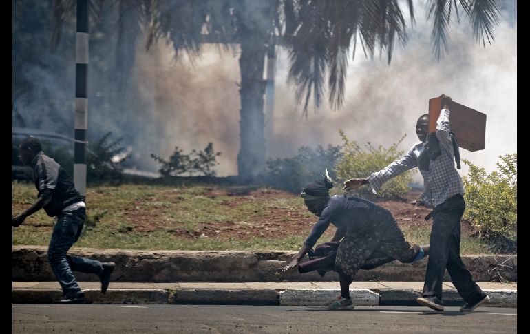 Una persona se tropieza mientras manifestantes, que protestan por las elecciones, huyen de los gases lacrimógenos lanzados por la Poicía en Nairobi, Kenia. AP/B. Curtis