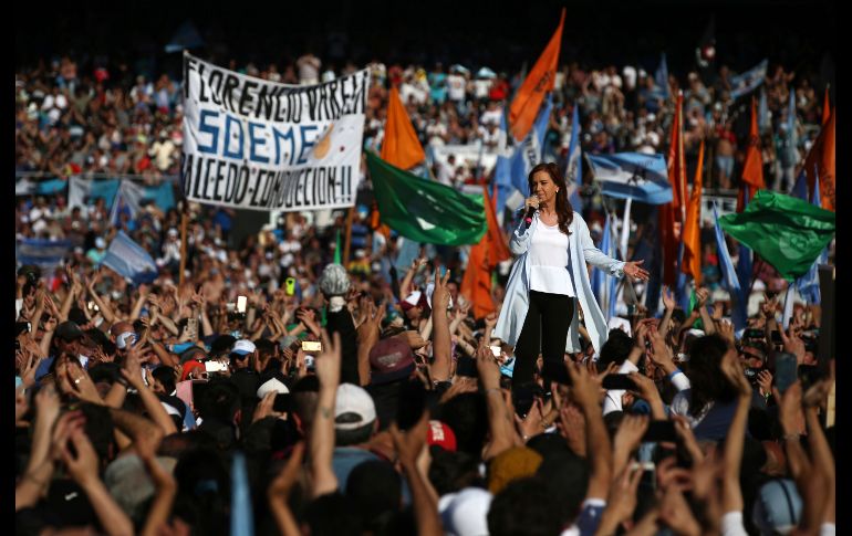 Cristina Fernández, ex presidenta de Argentina, habla durante un mitin en Buenos Aires en el marco de su campaña como candidata a un escaño en el Senado. AP/A. Marcarian