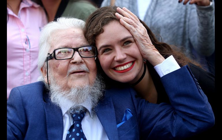 El escritor mexicano Fernando del Paso (i) posa para una foto tras participar durante un encuentro con jóvenes estudiantes en Guadalajara, Jalisco. EFE/U. Ruiz