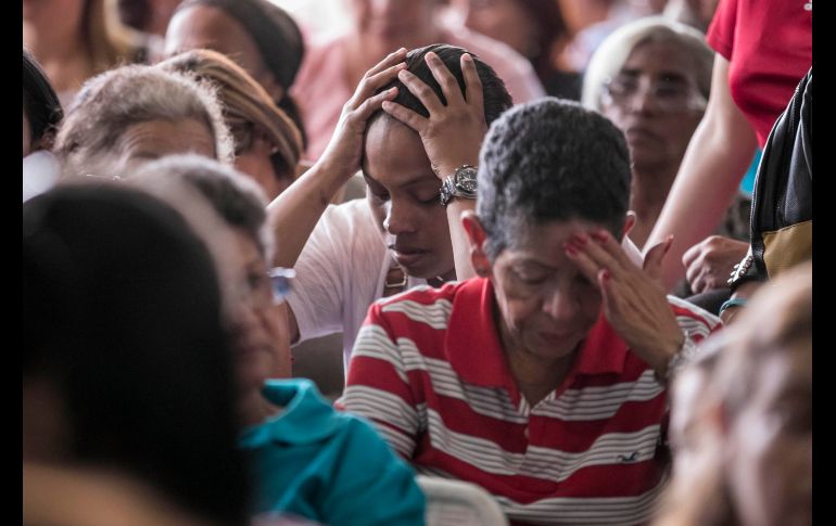 Un grupo de seguidores de la oposición reacciona durante las declaraciones del candidato derrotado a la gobernación del estado Miranda, el opositor Carlos Ocariz, en Caracas. EFE/M. Gutiérrez