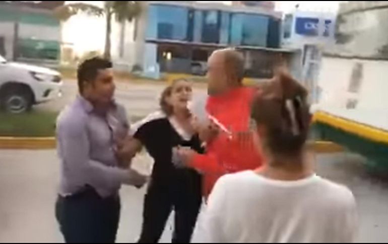 Los hechos ocurrieron la mañana de este lunes frente al Café La Parroquia de Boca del Río. YOUTUBE / Formato Siete Noticias