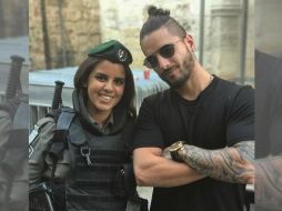 Maluma subió una imagen a Instagram junto a una policía de Israel y usuarios señalaron que estaba con una asesina. INSTAGRAM / maluma