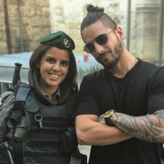 Maluma causa polémica por foto con oficial israelí