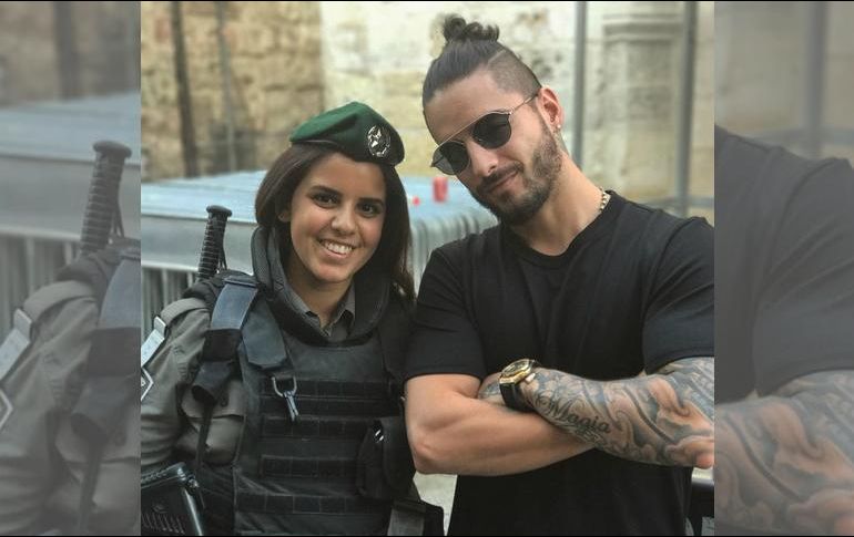 Maluma subió una imagen a Instagram junto a una policía de Israel y usuarios señalaron que estaba con una asesina. INSTAGRAM / maluma