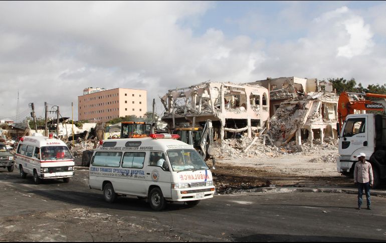 El atentado se registró el domingo en Mogadiscio, Somalia; suman 300 muertos y cientos de heridos. AP / F. Abdi