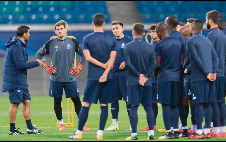 Listos. Héctor Herrera (centro) y compañía buscan su segundo triunfo del torneo. AFP/R. Michael
