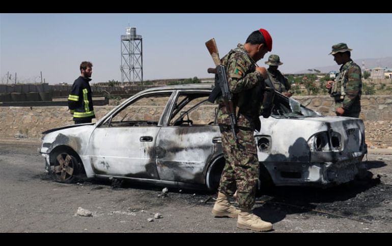 Soldados afganos inspeccionan el vehículo bomba usado en el hecho. TWITTER