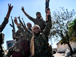 Miembros de las FSD celebran la conquista de la ciudad siria. AFP/B. Kilic