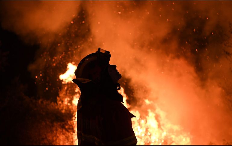 Un bombero mira las llamas del incendio que trata de controlar. AFP/F. Leong