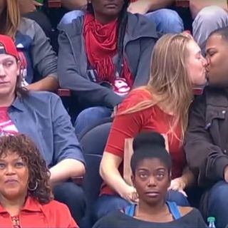 Joven ignora a su novia y ella besa a un desconocido