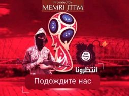 El grupo publicó una imagen en la que se muestra a un individuo armado y que lleva la bandera del EI frente a un estadio de futbol, escoltando el logo oficial del Mundial. ESPECIAL /