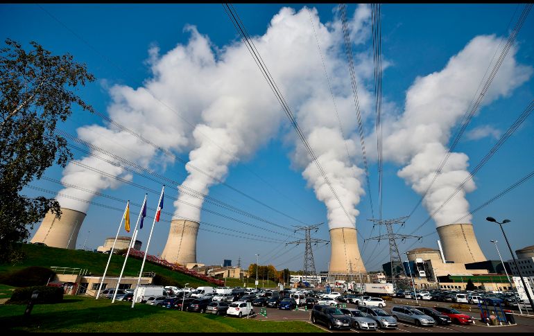 Chimeneas de una planta nuclear en Cattenom, Francia, emiten humo. AFP/J. Verhaegen