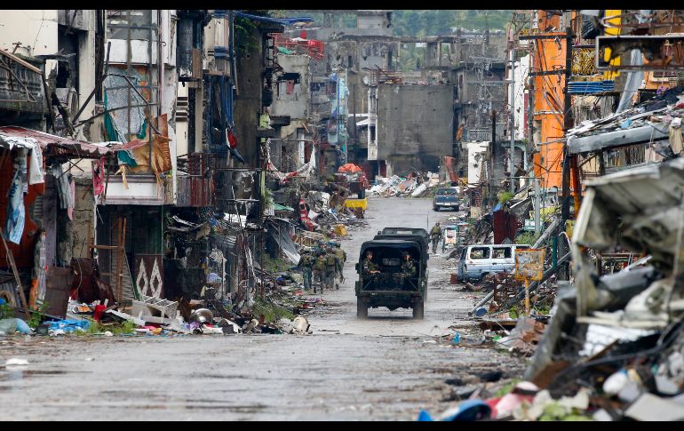 Tropas filipinas vuelven a sus posiciones en Marawi tras una ceremonia en la que el presidente Rodrigo Duterte declaró la liberación de la ciudad tras cinco meses de asedio por parte de militantes pro Estado Islámico. AP/B. Marquez