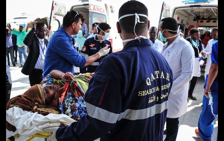 Personal médico traslada a un somalí herido en el atentado en Mogadiscio para evacuarlo en una aeronave a Qatar. Al menos 35 personas han sillo trasladadas a Kenia y Qatar para recibir atención médica. AFP/M. Abdiwahab