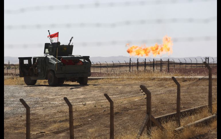 Un vehículo del ejército iraquí se ve en el campo de petróleo Bai Hassan. Fuerzas iraquíes tomaron el control de los dos campos petroleros más grandes en Kirkuk, región en disputa con los kurdos. AFP/A. Al Rubaye