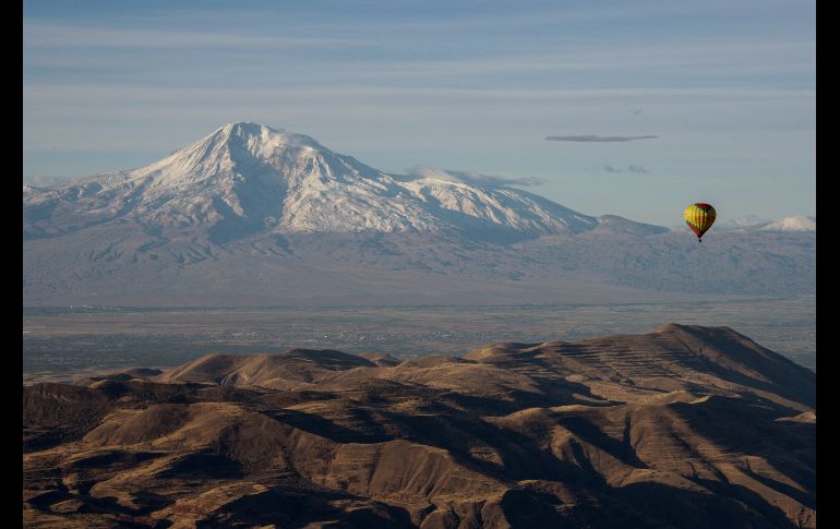 Globos vuelan en el festival de globos en honor del dos mil 799 aniversaio de Ereván, la capital armenia. Al fondo se observa el monte Ararat. AFP/K. Minasyan