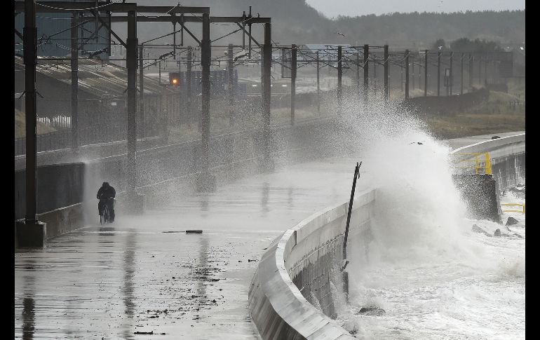 La tormenta, que previamente fue huracán a su paso por las Azores, llegó a Escocia debilitada pero aún con vientos de hasta 112 kilómetros por hora. AFP/A. Buchanan