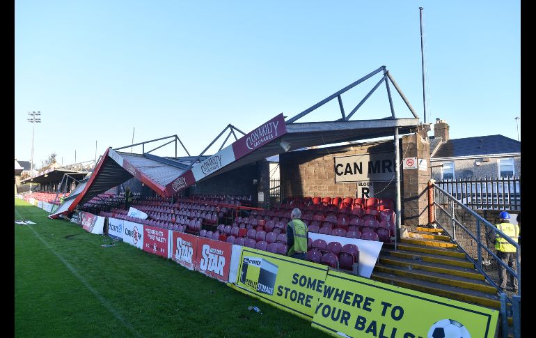 Los vientos dañaron el techo del estadio de futbol Turners Cross en Cork. Más de 245 mil hogares seguían hoy sin energía eléctrica en Irlanda. AFP/B. Stansall