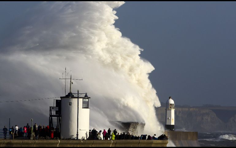 El faro de Porthcawl, Gales, registró olas altas la víspera. En Gales, dos mil hogares siguen sin luz, y en Escocia, con otros mil sin corriente. AFP/G. Caddick