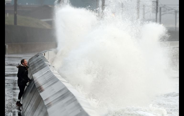 Las alertas meteorológicas se levantaron esta mañana en el Reino Unido, pero el servicio ferroviario registró suspensiones en varias zonas de Escocia por árboles caídos. AFP/A. Buchanan