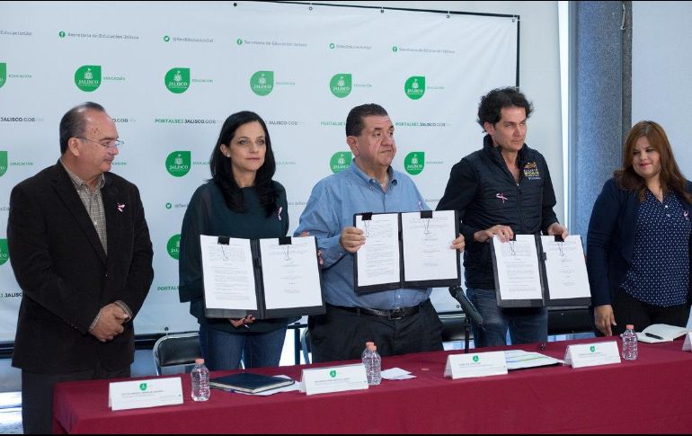 Imagen de la firma de convenio entre los representantes de todas las dependencias. TWITTER/@PacoAyon