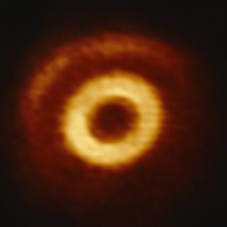 Telescopio ALMA revela estrella joven atrapada en trampa de polvo