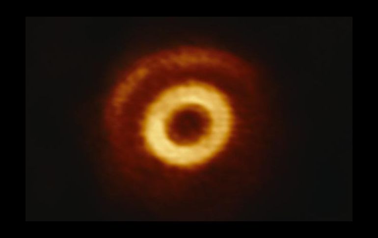 La imagen capturada por ALMA permitirá a los astrónomos estudiar la enmarañada estructura de este tipo de vórtices donde se captura el polvo. ESPECIAL / ALMA; S. Kraus (University of Exeter, UK)