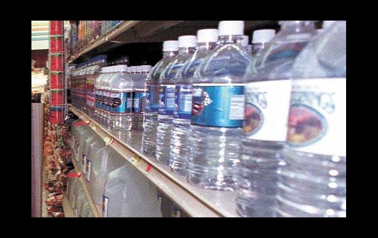 Cada habitante de Jalisco consume 234 litros anuales de agua al año de botellas de plástico. AP / ARCHIVO