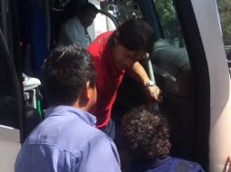 Parece no ser la primera ocasión en que la aficionada se acerca al técnico del Rebaño. TWITTER/@YoSoyChavaPerez