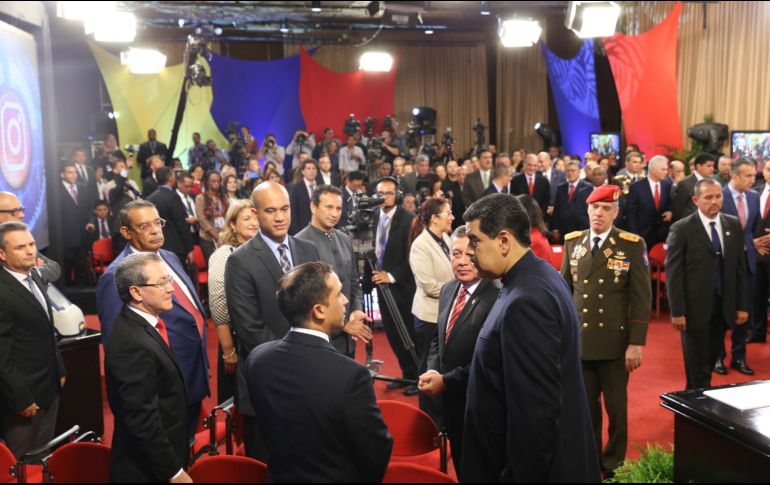 Los gobernadores oficialistas acompañaron a Nicolás Maduro en una rueda de prensa en la que fustigó a quienes ponen en duda la limpieza de los comicios. EFE / Miraflores