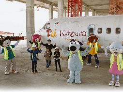 Saludos. Los guardianes de KidZania y un grupo de niños posan junto al avión que dará la bienvenida a los visitantes a esta ciudad de los niños. EL INFORMADOR/A. Camacho