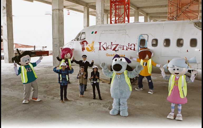 Saludos. Los guardianes de KidZania y un grupo de niños posan junto al avión que dará la bienvenida a los visitantes a esta ciudad de los niños. EL INFORMADOR/A. Camacho