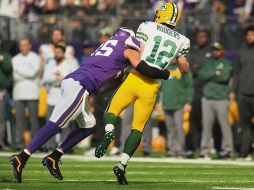 Anthony Barr (i) terminó por destruir las ilusiones de la afición cuando, con un golpe legal, mandó a Aaron Rodgers al suelo, provocándole una fractura de clavícula.
