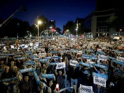 Con velas y pancartas, los partidarios de la independencia reclamaron al Gobierno español sus agresiones. EFE/A. Dalmau