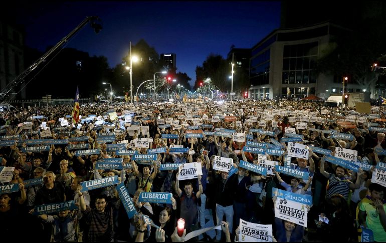 Con velas y pancartas, los partidarios de la independencia reclamaron al Gobierno español sus agresiones. EFE/A. Dalmau