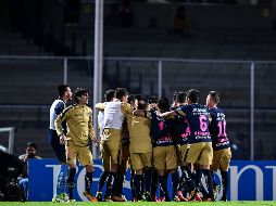 Jugadores de Pumas celebran tras el partido. AFP/. Schemidt