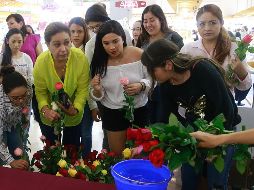 Los asistentes mojaron una rosa con agua bendita para llevarla a su respectivo local, y así lograr la bendición de los 700 comercios que conforman el edificio. EL INFORMADOR/M. Vargas